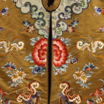 Lot 192 - A Chinese embroidered lady's robe