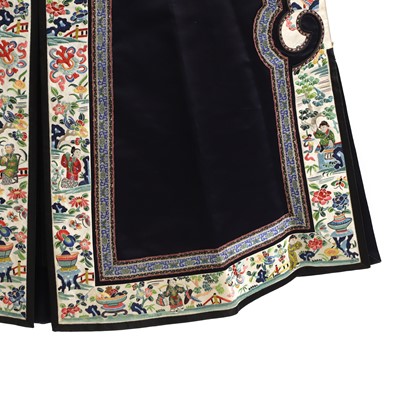 Lot 191 - A Chinese embroidered lady's robe