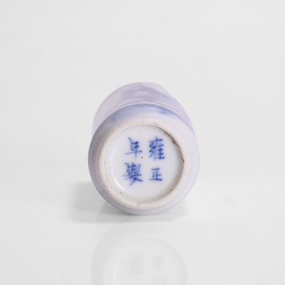 Lot 163 - A Chinese blue and white snuff bottle
