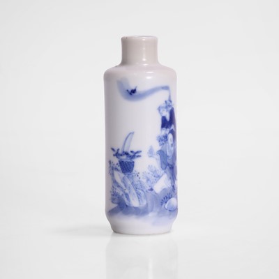 Lot 163 - A Chinese blue and white snuff bottle