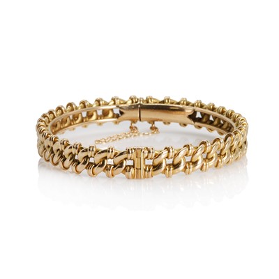 Lot 35 - A 15ct gold hinged bangle