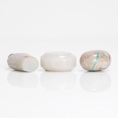 Lot 175 - A collection of three Chinese jade snuff bottles