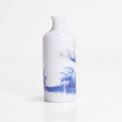 Lot 173 - A Chinese copper-red and underglaze blue snuff bottle