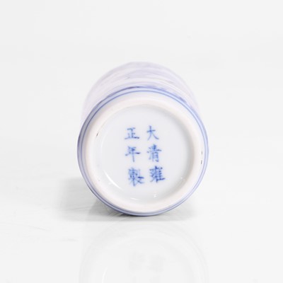 Lot 165 - A Chinese copper-red and underglaze blue snuff bottle