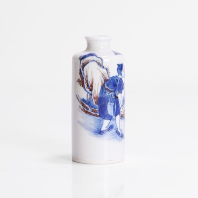 Lot 168 - A Chinese copper-red and underglaze blue snuff bottle
