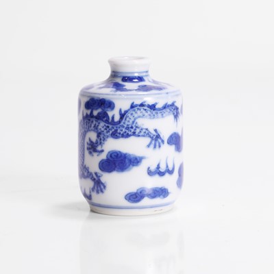 Lot 162 - A Chinese blue and white snuff bottle