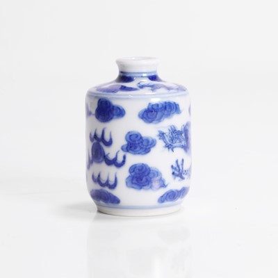 Lot 162 - A Chinese blue and white snuff bottle