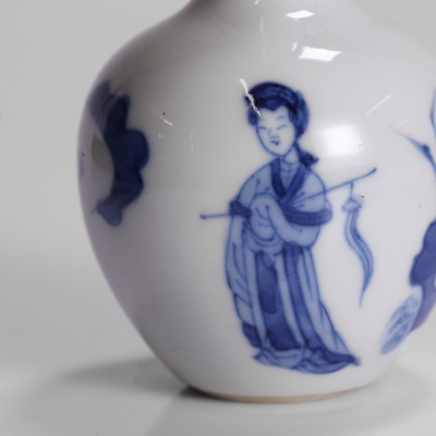 Lot 169 - A Chinese miniature blue and white vase
