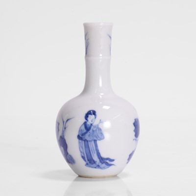 Lot 169 - A Chinese miniature blue and white vase