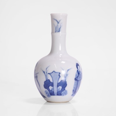 Lot 169 - A Chinese miniature blue and white vase