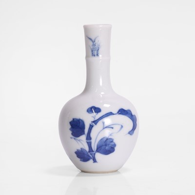 Lot 169 - A Chinese miniature blue and white vase