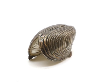 Lot 85 - A silver pill box