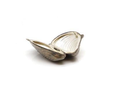Lot 85 - A silver pill box