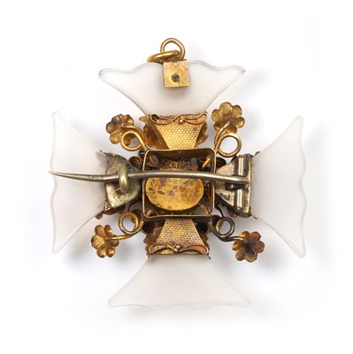 Lot 1 - A Georgian chalcedony Maltese cross pendant/brooch, c.1830