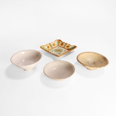 Lot 73 - A collection of Chinese pottery bowls