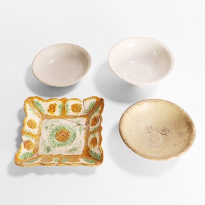 Lot 73 - A collection of Chinese pottery bowls