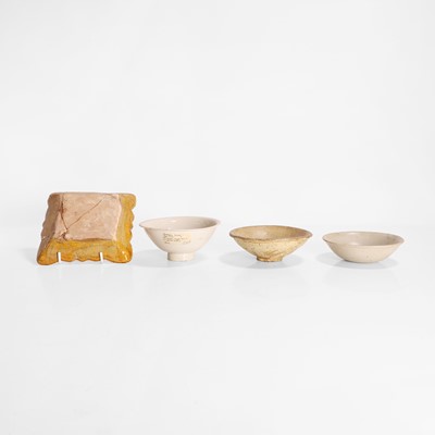 Lot 73 - A collection of Chinese pottery bowls