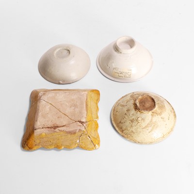 Lot 73 - A collection of Chinese pottery bowls