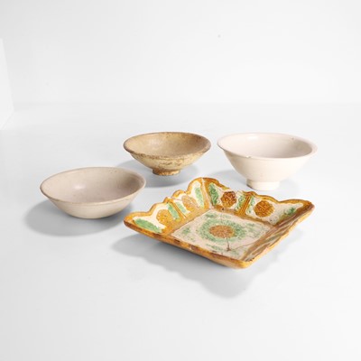 Lot 73 - A collection of Chinese pottery bowls
