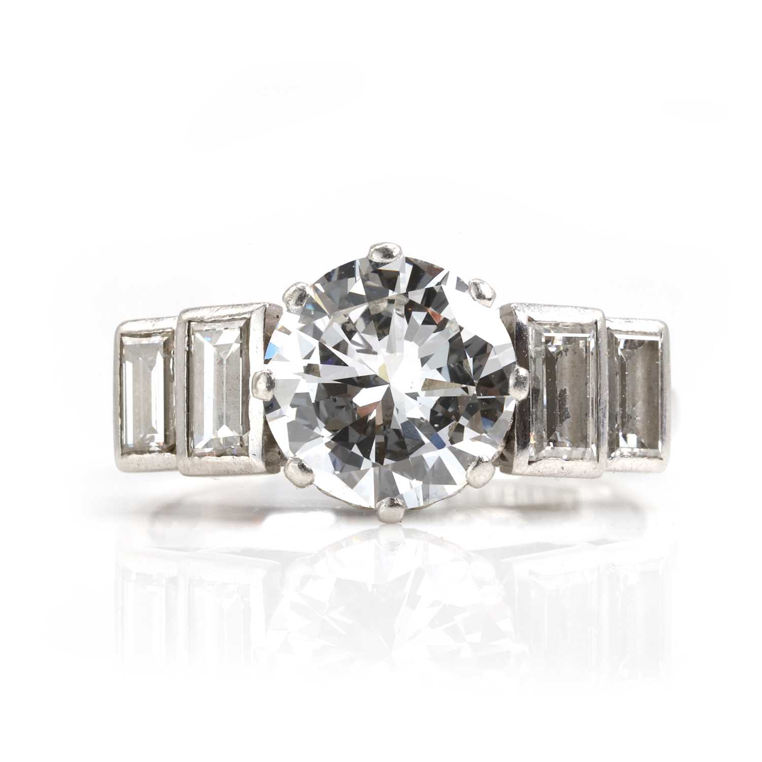 Lot 90 - A platinum and diamond ring