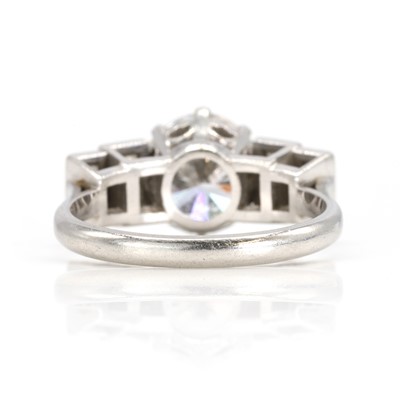 Lot 90 - A platinum and diamond ring