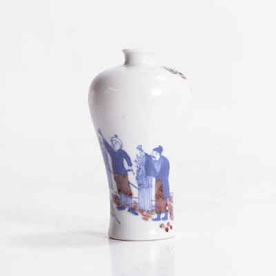 Lot 85 - A Chinese copper-red and underglaze blue snuff bottle