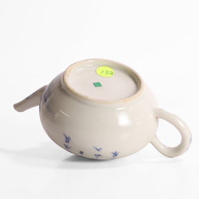 Lot 121 - A Chinese blue and white teapot