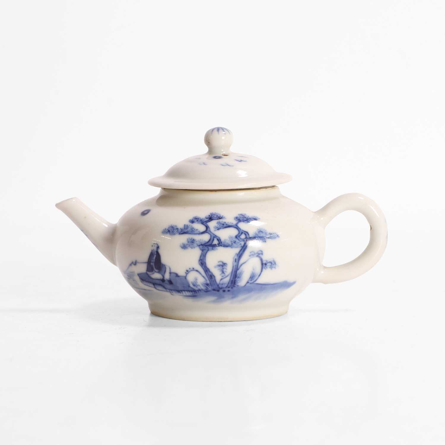 Lot 121 - A Chinese blue and white teapot