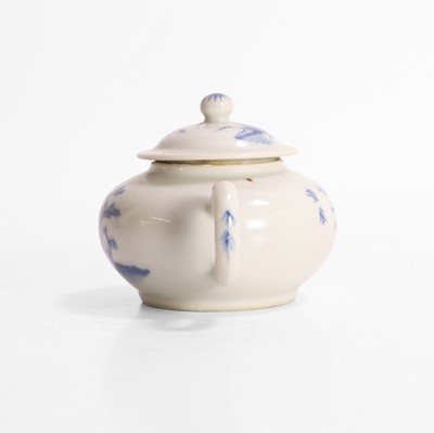 Lot 121 - A Chinese blue and white teapot
