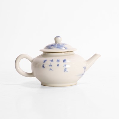 Lot 121 - A Chinese blue and white teapot