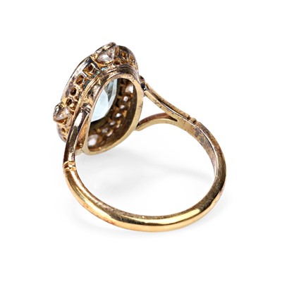 Lot 18 - An aquamarine and diamond ring