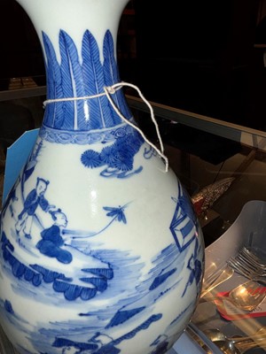 Lot 98 - A Chinese blue and white vase