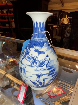 Lot 98 - A Chinese blue and white vase