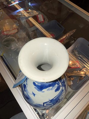 Lot 98 - A Chinese blue and white vase
