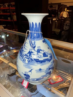 Lot 98 - A Chinese blue and white vase