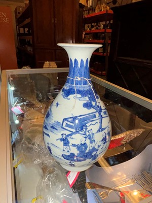 Lot 98 - A Chinese blue and white vase