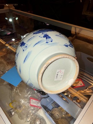 Lot 98 - A Chinese blue and white vase