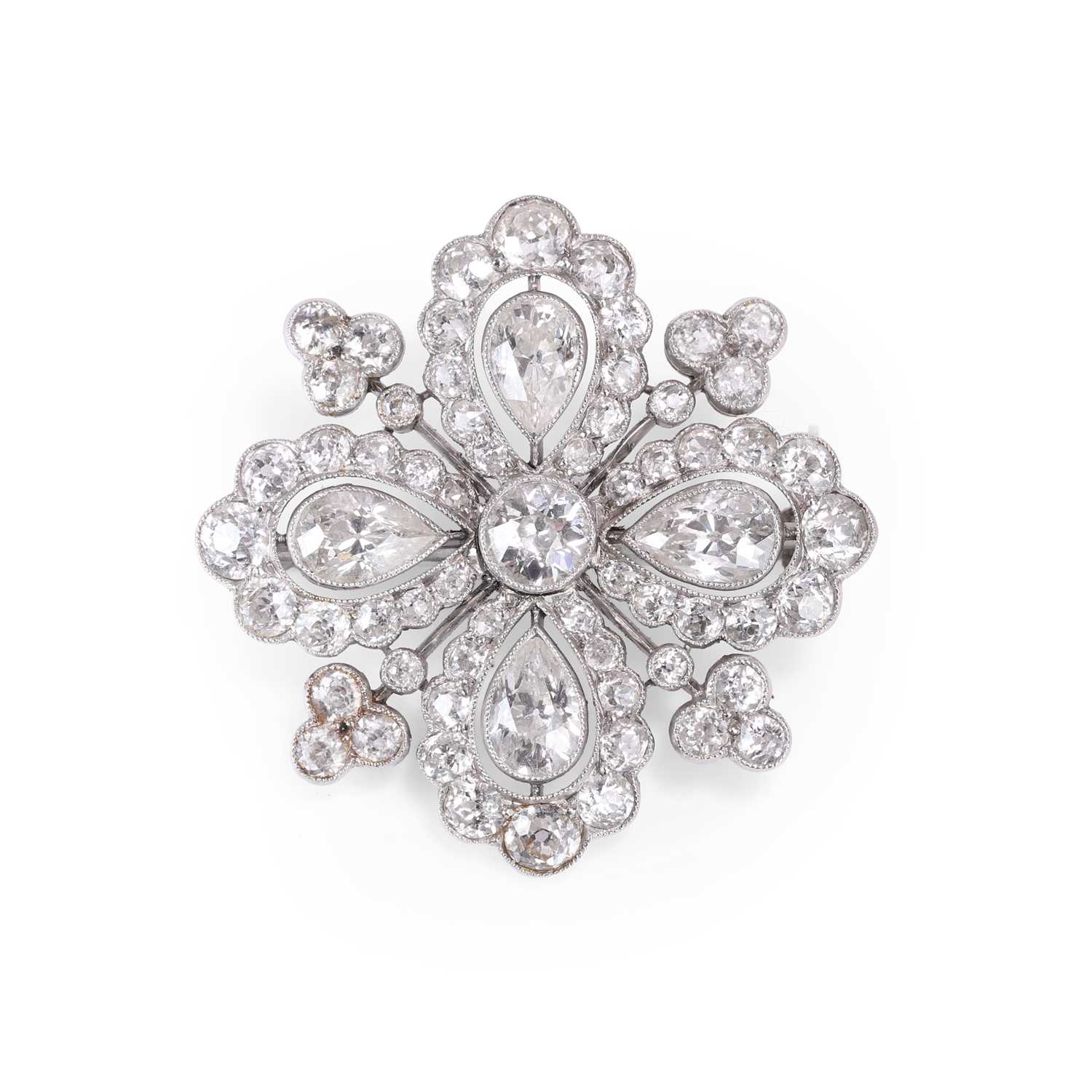 Lot 22 - An early 20th century diamond brooch