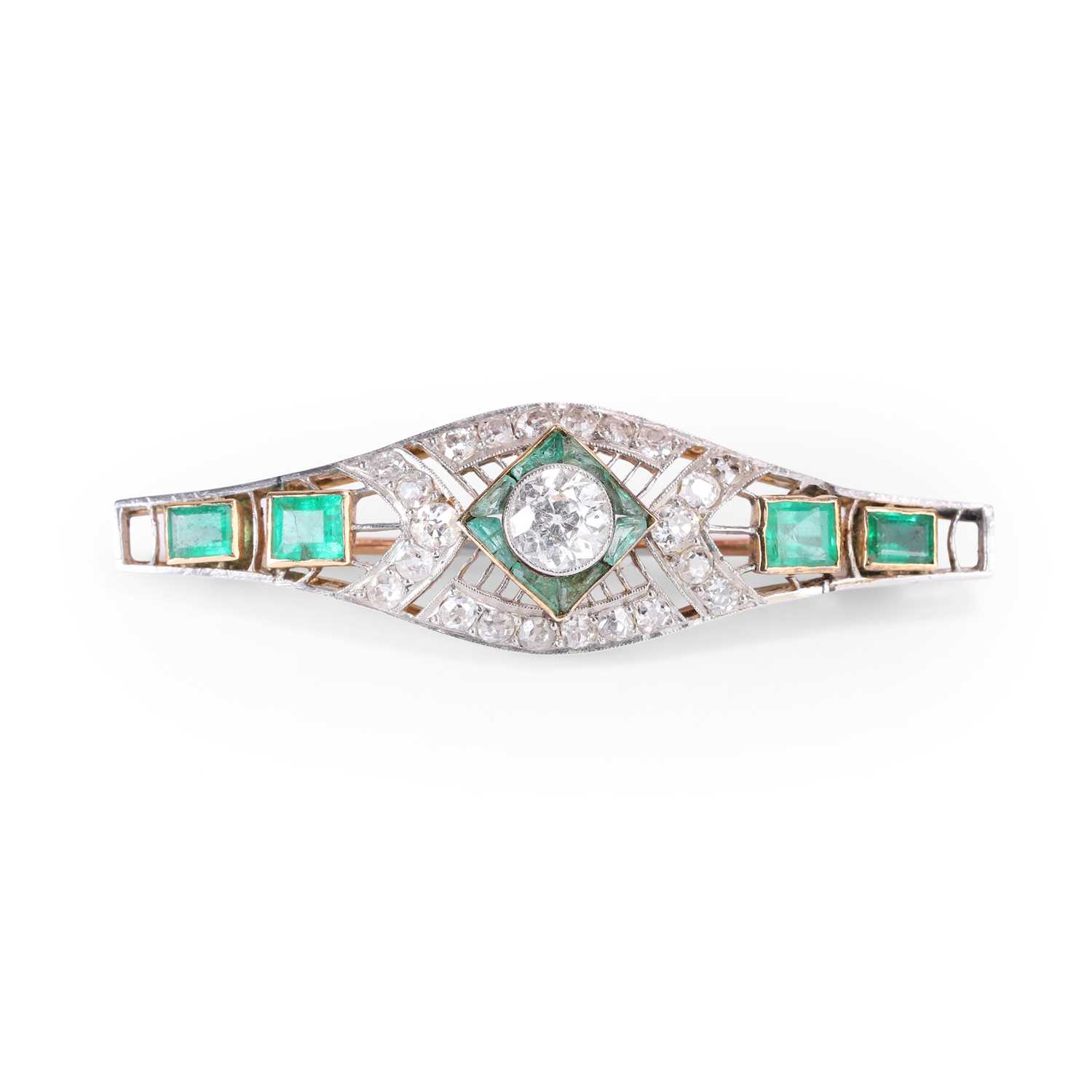 Lot 26 - An early 20th century emerald and diamond plaque brooch