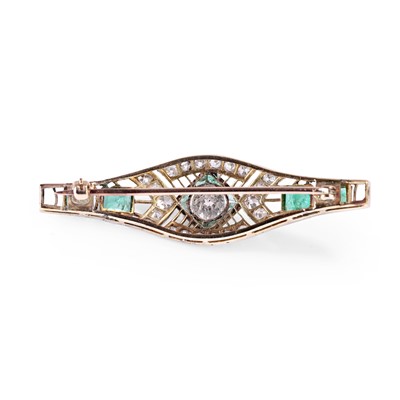 Lot 26 - An early 20th century emerald and diamond plaque brooch