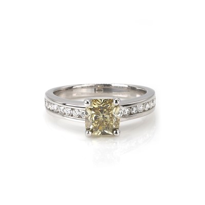 Lot 172 - † A diamond and fancy coloured diamond ring