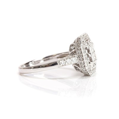Lot 53 - An 18ct white gold diamond ring