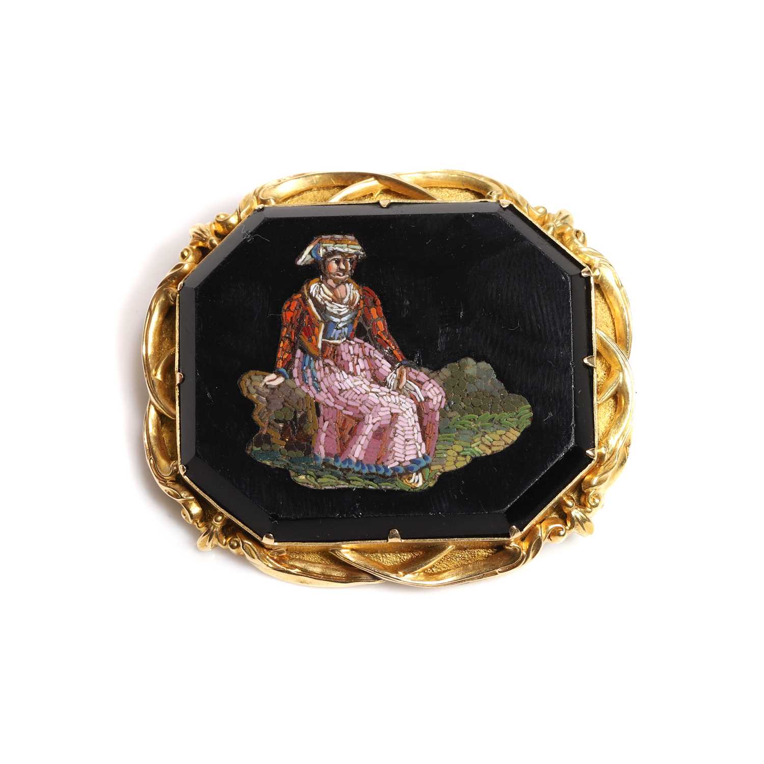 Lot 16 - A micromosaic brooch