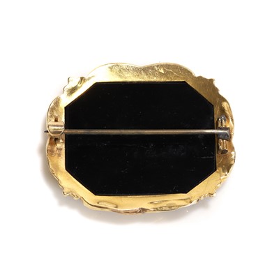 Lot 16 - A micromosaic brooch