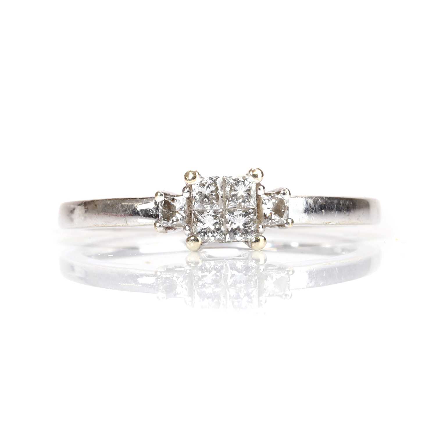 Lot 65 - A 9ct white gold diamond ring