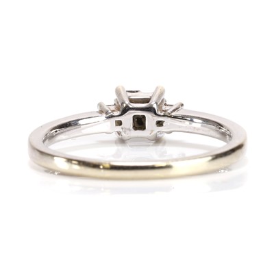 Lot 65 - A 9ct white gold diamond ring