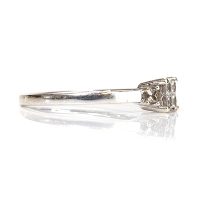 Lot 65 - A 9ct white gold diamond ring