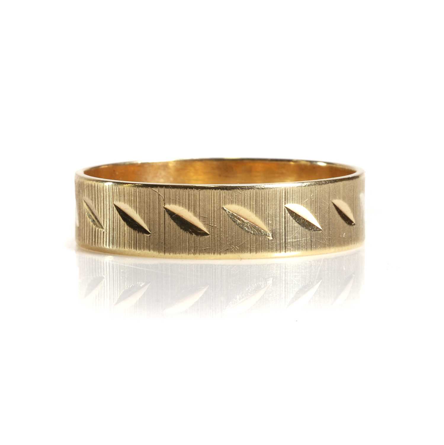Lot 98 - An engraved wedding ring