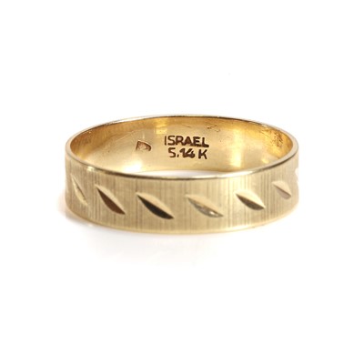 Lot 98 - An engraved wedding ring