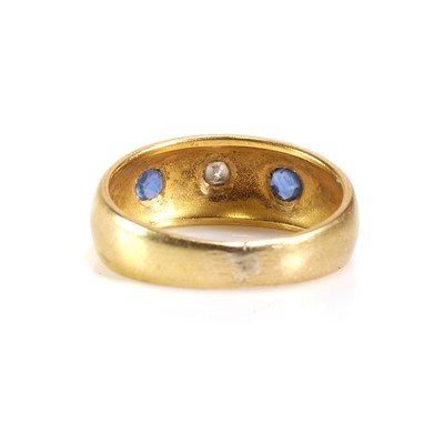 Lot 5 - An Edwardian 18ct gold sapphire and diamond ring